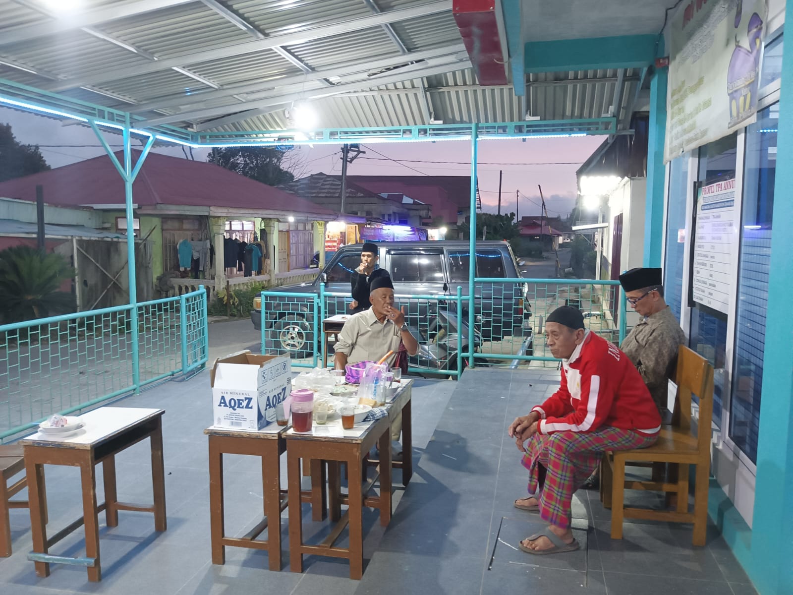 Suasana buka Ramadan di Mushalla AN NUR Surau Bancah, Jorong Koto Subarang.